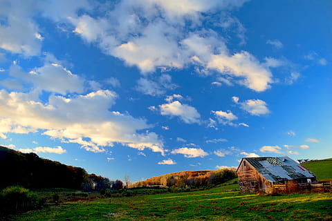 azienda agricola, rustico, baracca, rurale, di legno, cielo, Marrone, agricoltura, autunno, naturale, nazione, luce, verde, tranquillo, calmo, vecchio, campagna, paesaggio, blu, legna, panoramico, natura, campo, erba, terreni agricoli, all'aperto, Casa, struttura costruita, agriturismo, capanna, nuvola - cielo, architettura, bellezza nella natura, terra, nessuno, scenics - natura, pianta, ambiente, esterno dell'edificio, costruzione, scena non urbana, scena tranquilla, la tranquillità, Cottage, 4K, CC0, dominio pubblico, privo di copyright
