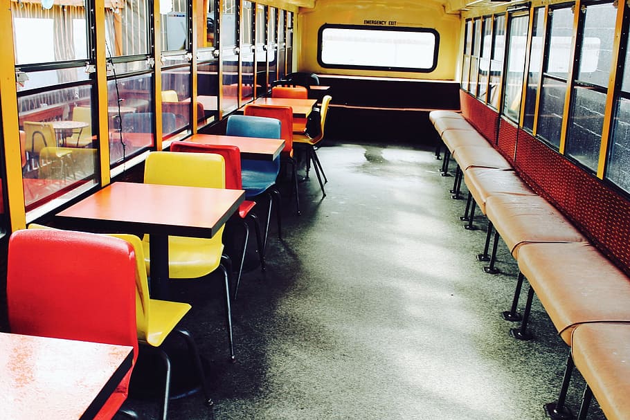 schoolbus, bureaus, tafels, zetels, vervoer, wijze van transport, openbaar vervoer, trein - voertuig, trein, landvoertuig, stoel, in een rij, geen mensen, spoor transport, architectuur, binnenshuis, bus, leeg, beweging, passagierstrein, voertuig interieur, afwezigheid, autostoel, 1080P