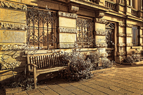 brun betongbygning, benk, fasade, vindu, grille, gate, Urban, by, bolig, gammel stil, europeisk, arkitektur, bygget struktur, historie, ingen folk, fortiden, sete, bygning, bygge eksteriør, gammel, dag, veggbyggingsfunksjon, sollys, natur, utendørs, eldgammel, kunst og Håndverk, design, kreativitet, arkitektonisk kolonne, utsmykkede, 4K, CC0, offentlig domene, opphavsrett gratis