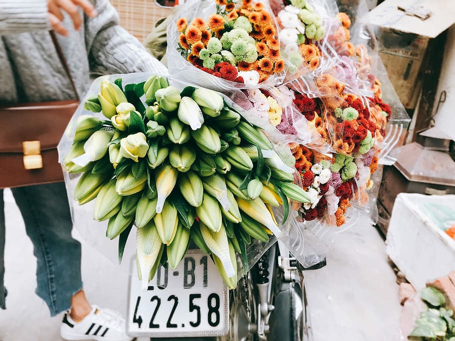 arriba la primavera, groc, verd, brots de lliri, rams de flors de crisantems assortits, moto, flors, lliurament, paquet, grup, frescor, menjar, a la venda, alimentació saludable, venda al detall, menjar i beguda, mercat, Paradeta, benestar, una persona, dia, elecció, visualització al detall, persones reals, vegetals, variació, secció mitjana, vista d’angle alt, negocis, celebració, a l'aire lliure, venda, 2K