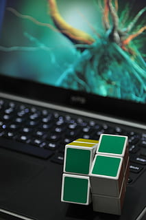 accesso, sfocatura, avvicinamento, computer, connessione, cubo, dispositivo, display, elettronica, in casa, Internet, tastiera, il computer portatile, schermo, tecnologia, giocattolo, tecnologia wireless, comunicazione, attrezzatura informatica, tastiera del computer, nessuno, colore verde, rete di computer, concentrarsi sulle conoscenze acquisite, tavolo, messa a fuoco selettiva, 4K, CC0, dominio pubblico, privo di copyright