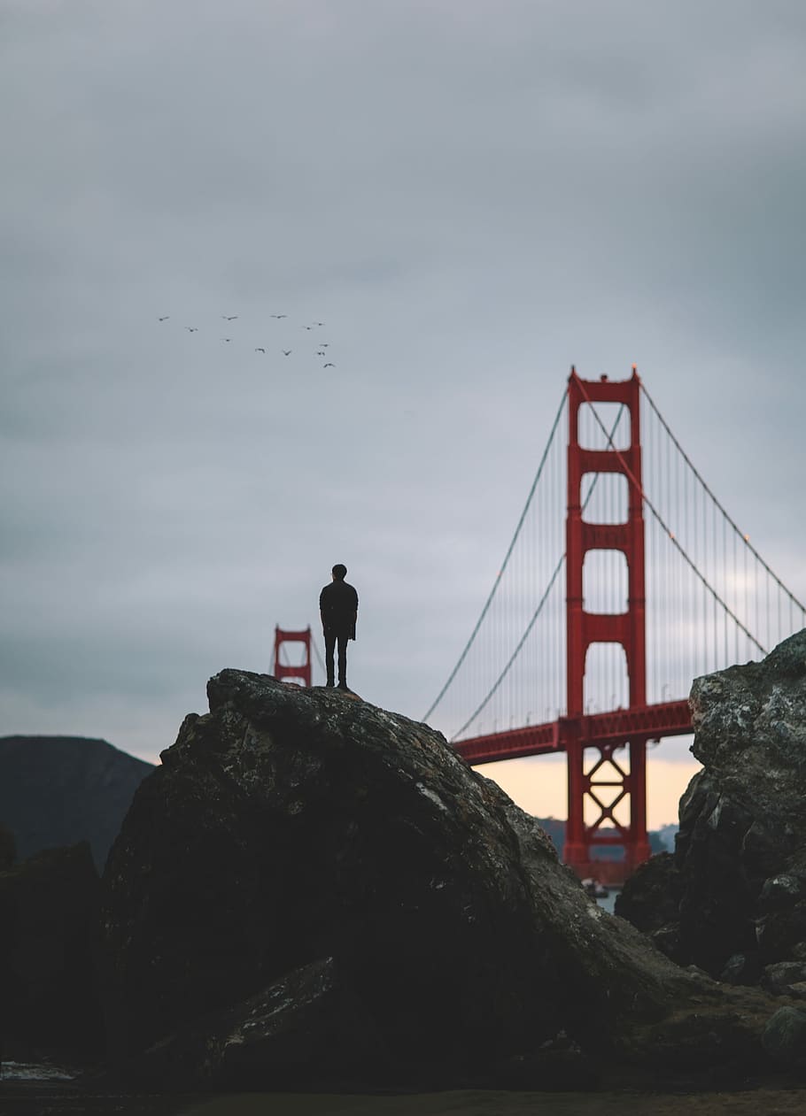 foto di silhouette, uomo, formazione rocciosa, di fronte, giorno, silhouette, foto, ponte di Londra, Golden Gate Bridge, Contea di San Francisco, California, posto famoso, Stati Uniti d'America, ponte - struttura fatta dall'uomo, ponte sospeso, mare, l'oceano Pacifico, rosso, San Francisco, California, all'aperto, destinazioni di viaggio, architettura, cielo, nebbia, persone reali, in piedi, roccia, uomini, natura, persone, ponte, struttura costruita, stili di vita, connessione, roccia - oggetto, montagna, solido, attività di svago, acqua, nuvola - cielo, baia, 4K