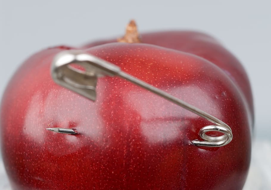 Mela, sicurezza, PIN di sicurezza, girato in studio, rosso, avvicinamento, in casa, nessuno, sfondo colorato, cibo, frutta, cibo e bevande, mangiare sano, singolo oggetto, acqua, messa a fuoco selettiva, benessere, freschezza, far cadere, mela - frutto, sfondo bianco, 5K