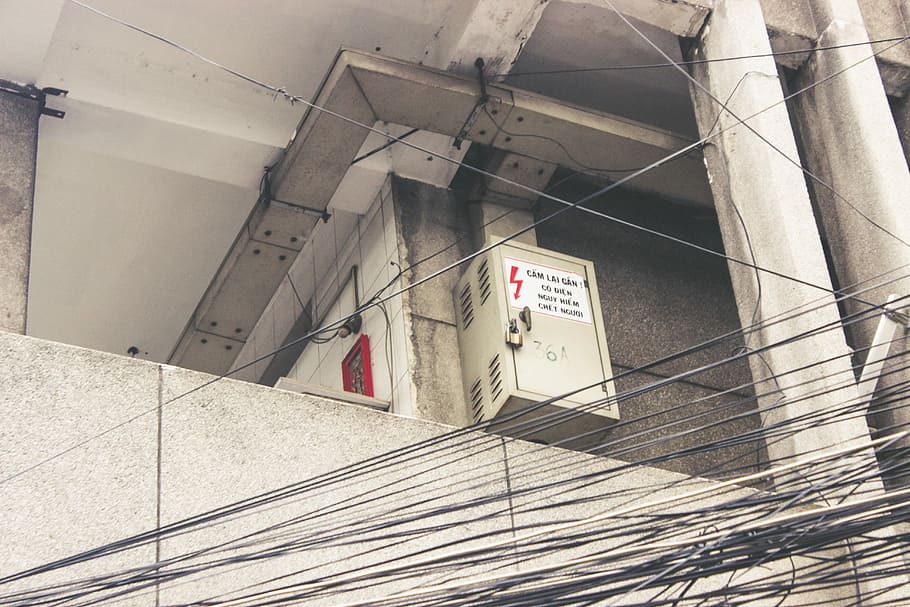 e in vietnam, weißer Sicherungskasten, Elektrizität, Gebäude, Box, Kabel, Gefahrenzeichen, die Architektur, Kommunikation, Zeichen, gebaute Struktur, Text, drinnen, keine Leute, Sicherheit, Schutz, westliche Schrift, Flachwinkelansicht, Warnschild, Wandbau - Funktion, Tag, Unfälle und Katastrophen, Information, Eingang, Fliesenboden, 5K