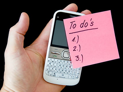 mano, móvil, Nota, lista, embajada, mensaje, abrir tätigkeiten, comunicación, participación, mano humana, una persona, tecnología inalámbrica, teléfono móvil, tecnología, texto, parte del cuerpo humano, escritura occidental, teléfono inteligente, teléfono, adentro, papel, conexión, dedo, dedo humano, foto de estudio, persona irreconocible, fondo negro, 4K, CC0, dominio público, libre de derechos