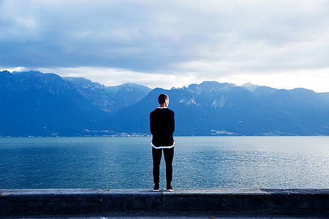 uomo, nero, maglione, di fronte, Alpi, attraverso, calma, mare, giorno, uomo in nero, la calma, uomini, una persona, in piedi, all'aperto, retrovisore, persone, cielo, adulto, solitudine, natura, uomo d'affari, montagna, maschi, solo un uomo, Solo uomini, contemplazione, acqua, scenics - natura, catena montuosa, lunghezza intera, lago, bellezza nella natura, scena tranquilla, la tranquillità, attività di svago, guardando a vista, 2K, CC0, dominio pubblico, privo di copyright