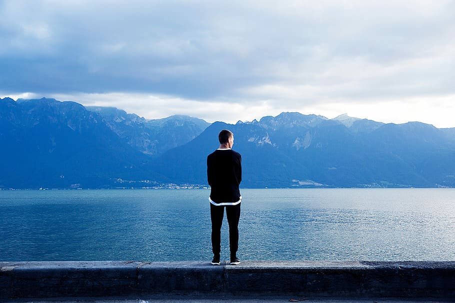 uomo, nero, maglione, di fronte, Alpi, attraverso, calma, mare, giorno, uomo in nero, la calma, uomini, una persona, in piedi, all'aperto, retrovisore, persone, cielo, adulto, solitudine, natura, uomo d'affari, montagna, maschi, solo un uomo, Solo uomini, contemplazione, acqua, scenics - natura, catena montuosa, lunghezza intera, lago, bellezza nella natura, scena tranquilla, la tranquillità, attività di svago, guardando a vista, 2K