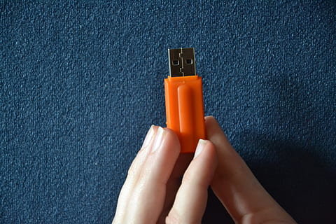 Pen drive, memória, memória usb, USB, instantâneo, memória flash, portátil, mão humana, parte do corpo humano, mão, cor laranja, uma pessoa, parte do corpo, dentro de casa, segurando, adulto, fechar-se, único objeto, azul, pessoa irreconhecível, estilos de vida, recurso de construção de parede, dedo, mulheres, dedo humano, unha, membro humano, 2K, CC0, domínio público, royalty free