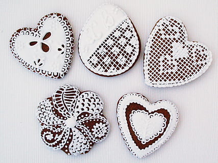 pan de jengibre, vacaciones, Pascua de Resurrección, regalo, despeje, dibujo, forma de corazón, amor, nadie, adentro, de cerca, Fondo blanco, naturaleza muerta, comida y bebida, comida, horneado, frescura, mesa, emoción positiva, comida dulce, indulgencia, emoción, Galleta, vista de alto ángulo, directamente arriba, tentación, forma, yute, bocadillo, 2K, CC0, dominio público, libre de derechos