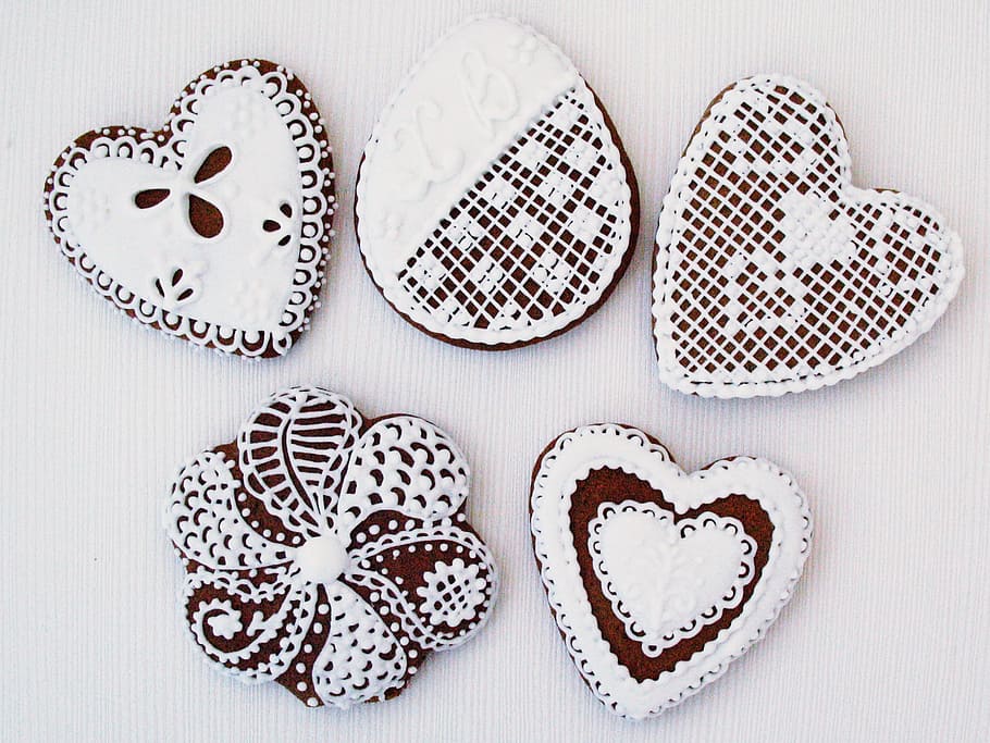 pa de gingebre, festa, Pasqua, regal, autorització, dibuix, forma del cor, amor, cap gent, a l'interior, primer pla, fons blanc, natura morta, menjar i beguda, menjar, al forn, frescor, taula, emoció positiva, menjar dolç, indulgència, emoció, cookie, vista d’angle alt, directament a sobre, temptació, forma, jute, berenar, 2K