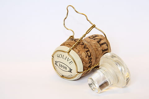 suro, beure, bombolles, tir de l'estudi, fons blanc, a l'interior, contenidor, tap de suro, cap gent, suro de vi, ampolla, vidre - material, tallar, alcohol, Finances, vi, menjar i beguda, temps, riquesa, sol objecte, còpia espai, primer pla, estalvis, llevataps, luxe, color plata, 2K, CC0, domini públic, lliure de regalies
