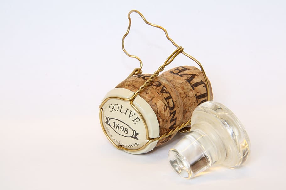 suro, beure, bombolles, tir de l'estudi, fons blanc, a l'interior, contenidor, tap de suro, cap gent, suro de vi, ampolla, vidre - material, tallar, alcohol, Finances, vi, menjar i beguda, temps, riquesa, sol objecte, còpia espai, primer pla, estalvis, llevataps, luxe, color plata, 2K