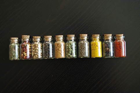 Pfeffer, Kochen, Flasche, schwarzer Hintergrund, in einer Reihe, Variation, Studioaufnahme, keine Leute, drinnen, Wahl, Container, Stillleben, Nahansicht, Tabelle, Seite an Seite, Anordnung, Essen und Trinken, Auftrag, High Angle View, Lebensmittel, Glas - Material, Holz - Material, große gruppe von gegenständen, 4K, CC0, gemeinfrei, lizenzfrei