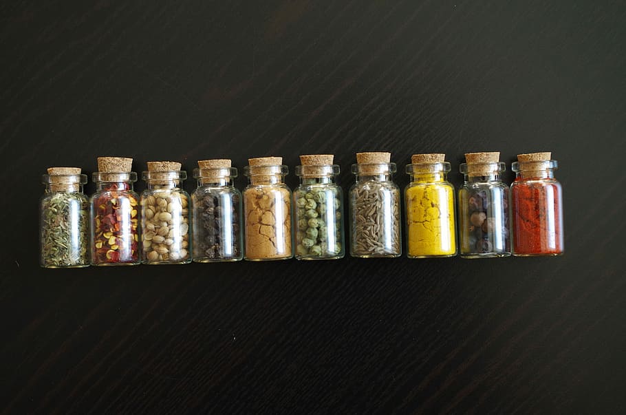 Pfeffer, Kochen, Flasche, schwarzer Hintergrund, in einer Reihe, Variation, Studioaufnahme, keine Leute, drinnen, Wahl, Container, Stillleben, Nahansicht, Tabelle, Seite an Seite, Anordnung, Essen und Trinken, Auftrag, High Angle View, Lebensmittel, Glas - Material, Holz - Material, große gruppe von gegenständen, 4K