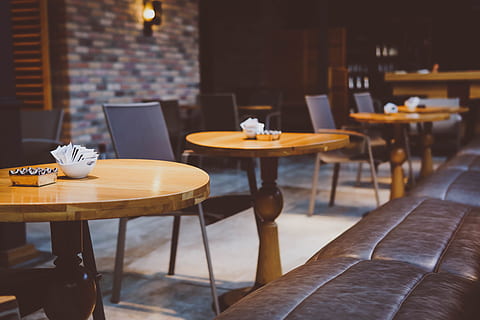 fotografering, Brun, piedestal bord, hvid, skåle, rund, træ-, tabeller, god fornøjelse, symmetri, stol, indre, bord, cafe, kaffebar, restaurant, ingen mennesker, indendørs, spisning, møbel, aftensmad, elegance, luksus, indretning, tom, sted indstilling, fravær, sæde, mad og drikke, træ - materiale, forretning, indstilling, arrangement, fokus på forgrunden, friskhed, glas, mad og drikke industri, porcelæn, 5K, CC0, offentligt domæne, royaltyfrie