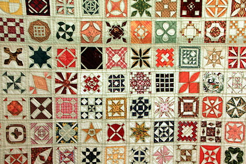 flerfarvet blomstertekst, håndarbejde, sy, patchwork, mønster, baggrunde, fuld ramme, indendørs, tekstil, ingen mennesker, multi farvet, Kunst og håndværk, design, tæt på, i en række, kreativitet, flise, stor gruppe af objekter, broderi, valg, håndværk, variation, gentagelse, blomstermønster, 5K, CC0, offentligt domæne, royaltyfrie