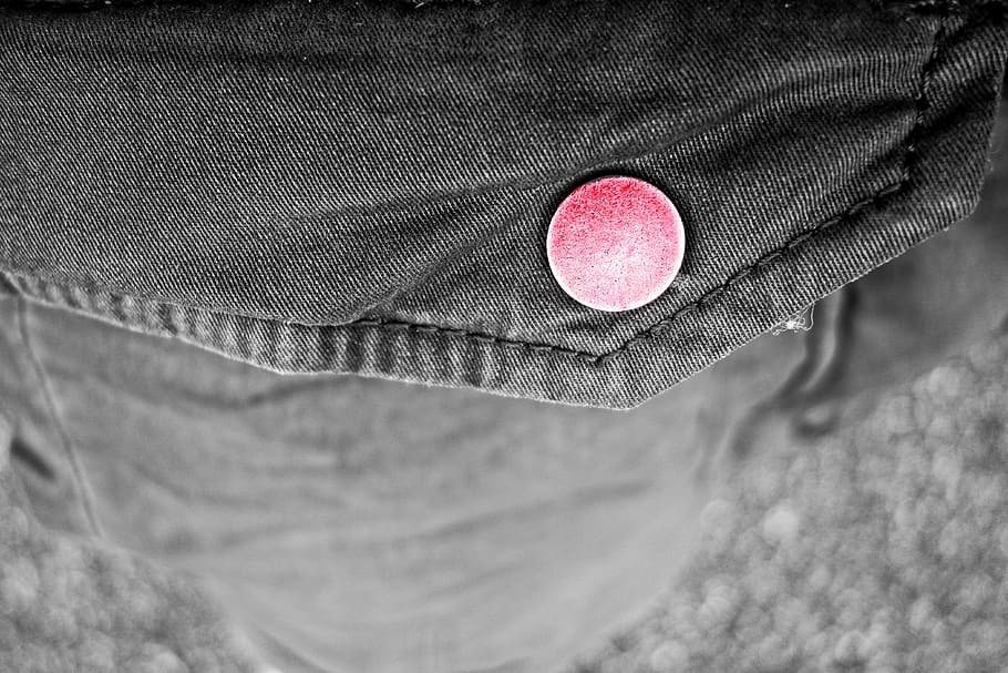 solapa de butxaca, solapa, butxaca, botó, detall de moda, roba, botó rosa, tèxtil, teixit, denim, primer pla, forma del cor, part del cos humà, texans, roba casual, centrar-se en primer pla, forma, una persona, part del cos, enfocament selectiu, amor, emoció, textura, dia, color aïllat, a l'aire lliure, vista d’angle alt, 4K