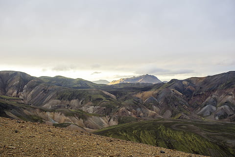 aèria, vista, muntanyes, durant el dia, verd, turó, blanc, núvols, posta de sol, muntanya, desert, fotografia, vulcano, naturalesa, Islandia, paisatge, hora daurada, color, islandès, landmannalaugar, èpica, escenics - natura, bellesa a la natura, cel, escena tranquil·la, tranquil·litat, medi ambient, Serra, núvol - cel, escena no urbana, idíl·lic, cap gent, remot, dia, terra, rock, a l'aire lliure, planta, clima àrid, paisatge dramàtic, clima, formació, mirant la vista, 5K, CC0, domini públic, lliure de regalies