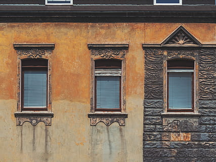 edifici de formigó marró, tancat, marró, gris, finestres, concret, edifici, finestra, paret, textura, taronja, aspre, vintage, decaïment, vell, arquitectura, ciutat, urbà, ornamentat, façana, estructura construïda, exterior de l'edifici, cap gent, dia, vista d’angle baix, barri residencial, funció de construcció de parets, marc complet, casa, a l'aire lliure, resistent, vidre - material, fons, material de fusta, 5K, CC0, domini públic, lliure de regalies