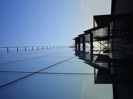 foto, superior, edifici de vidre, arquitecte, gràfics, resum, edifici, secret, èxit, qualitat, cel, arquitectura, estructura construïda, exterior de l'edifici, cel clar, naturalesa, blau, cap gent, barana, reflexió, aigua, dia, vista d’angle baix, a l'aire lliure, còpia espai, ciutat, barri residencial, destinacions de viatge, exterior d’edifici d’oficines, 2K, CC0, domini públic, lliure de regalies