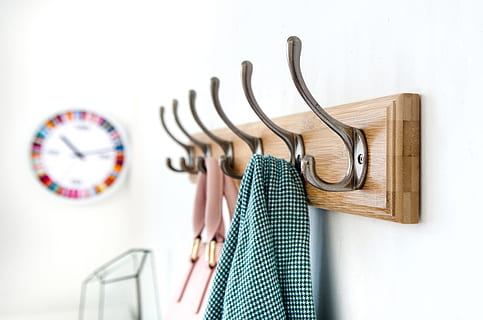 verde, tessile, Marrone, di legno, incorniciato, piolo, mensola, gancio, parete, a cavallo, Camera da letto, gancio a muro, sospeso, capi di abbigliamento, appendiabiti, sfondo bianco, tempo, in casa, moda, nessuno, appendiabito, attività commerciale, caratteristica della parete, girato in studio, legno - materiale, avvicinamento, di fila, precisione, Colore bianco, natura morta, cremagliera, orologio, abiti da uomo, 2K, CC0, dominio pubblico, privo di copyright