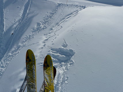 ski, winter, skiën, alpine, bergen, alpine, bergen, sneeuw, koude, wit, sport, beweging, geen mensen, detailopname, dag, buitenshuis, koude temperatuur, wintersport, natuur, witte kleur, onherkenbaar persoon, schoonheid in de natuur, berg-, aan het bedekken, hoge hoekmening, echte mensen, schoen, vrijetijdsbesteding, scenics - natuur, land-, veld-, met sneeuw bedekte berg, 2K, CC0, publiek domein, royaltyvrij