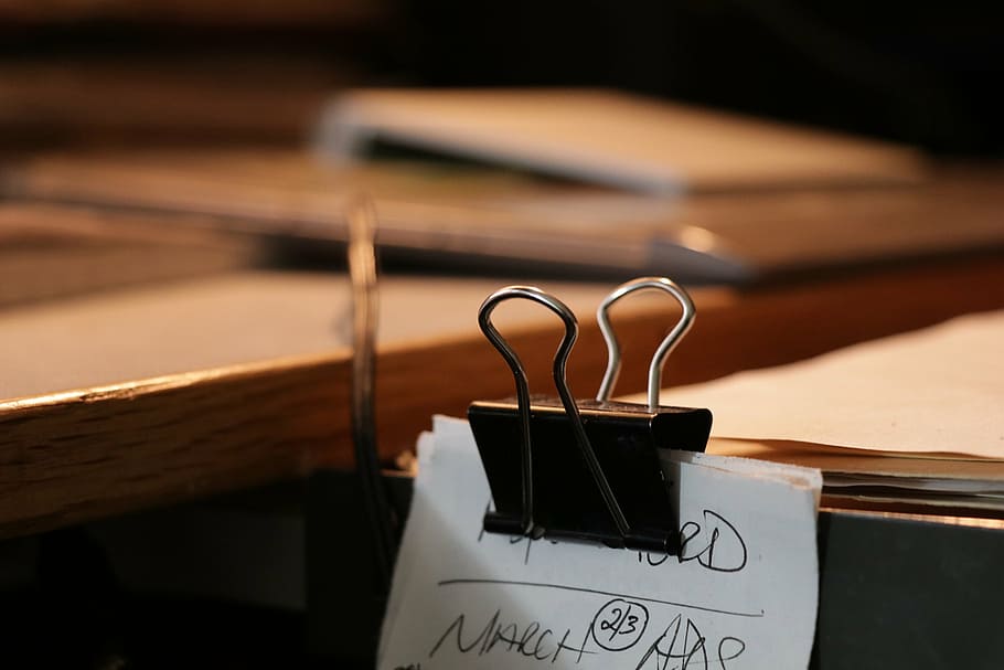 al lavoro, clip da tavolo, posto di lavoro, legno - materiale, in casa, nessuno, tavolo, carta, avvicinamento, concentrarsi sulle conoscenze acquisite, testo, comunicazione, natura morta, formazione scolastica, arte e artigianato, mobilia, documento, creatività, apprendimento, file, Borsa, messa a fuoco selettiva, 1080P