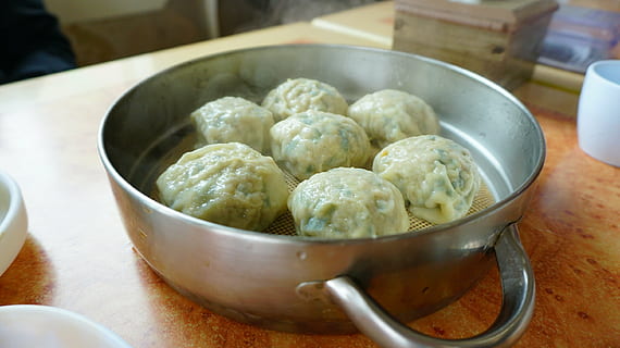 mandonguilles, menjar, rissole, deliciós, jjinmandu, frescor, cuinar, menjar i beguda, estri de cuina, alimentació saludable, benestar, equipament per a la llar, vegetals, bol, a l'interior, menjar asiàtic, cap gent, primer pla, llest per menjar, vapor, dumpling, centrar-se en primer pla, olla de cocció, taula, acer, 2K, CC0, domini públic, lliure de regalies