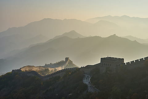 montaña, puesta de sol, paisaje, panorámico, China, gran Muralla, pared, frontera, otoño, niebla, arquitectura, destinos de viaje, viaje, paisajes - naturaleza, estructura construida, cordillera, historia, ambiente, cielo, el pasado, exterior del edificio, naturaleza, turismo, belleza en la naturaleza, tierra, nadie, al aire libre, pico de la montaña, 5K, CC0, dominio público, libre de derechos