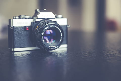 sidabras, juoda, kamera, viršuje, medinis, paviršius, bokeh fotografija, kino kamera, atrankinis dėmesys, fotografija, juoda ir pilka, len, užraktas, fotoaparatas - fotografijos įranga, fotografijos temos, senamadiškas, retro stiliaus, įranga, senas, vienas objektas, objektyvas - optinis prietaisas, Iš arti, technologijos, fotografijos įranga, lentelė, natiurmortas, patalpose, nėra žmonių, skaitmeninė kamera, paviršiaus lygis, sutelkti dėmesį į naujas žinias, juoda spalva, objektyvo akis, SLR kamera, 5K, CC0, Viešasis domenas, nemokamai