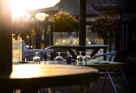 Senza titolo, tavola apparecchiata, cenare, ristorante, tavolo, cena, impostato, piatto, bicchiere, coltello, vasellame, posate, ambientazione, stoviglie, forchetta, cibo, arredamento, lusso, eleganza, pranzo, posto a sedere, attività commerciale, sedia, cibo e bevande, bar, natura, nessuno, attrezzature domestiche, assenza, pianta, messa a fuoco selettiva, luce del sole, fiore, pianta fiorita, all'aperto, 4K, CC0, dominio pubblico, privo di copyright