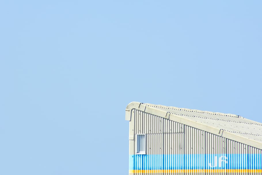 Weiß, Blau, Gebäude, klar, Himmel, ohne Titel, minimal, hellblau, Gelb, kopieren sie platz, klarer Himmel, gebaute Struktur, die Architektur, Gebäudehülle, Natur, Flachwinkelansicht, keine Leute, sonnig, Tag, Geschäft, Sonnenlicht, Industrie, Stadt, draußen, hoher Abschnitt, weiße Farbe, 5K