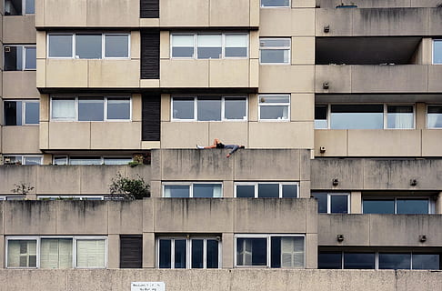 architettura, costruzione, infrastruttura, finestra, facciata, persone, uomo, esterno dell'edificio, struttura costruita, quartiere residenziale, fotogramma intero, giorno, lavoro, occupazione, nessuno, Inquadratura dal basso, all'aperto, appartamento, città, sospeso, 4K, CC0, dominio pubblico, privo di copyright