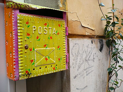post, postkasse, brev, post, post, postkasse, brev, stolpe, levering, papir, kuvert, meddelelse, mailing, porto, postkort, sende, Italien, multi farvet, ingen mennesker, dag, arkitektur, indendørs, tavle, murbygningsfunktion, bygget struktur, bygning udvendig, plante, elektricitet, tæt på, grøn farve, udendørs, Strømforsyning, natur, forbindelse, væg, boks, vindue, gul, sikkerhed, elektrisk udstyr, 2K