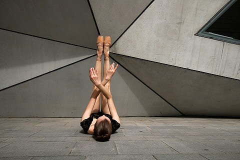 mujer, tendido, piso, foto, bailarina, suelo, zapatilla de ballet, tramo, bailarín, arquitectura, edificio, adulto, haciendo ejercicio, deporte, cooperación, trabajo en equipo, longitud total, equilibrar, estilo de vida saludable, flexibilidad, gente, gimnasia, adulto joven, actuación, parte del cuerpo humano, habilidad, día, leotardo, acróbata, fuerza, parada de manos, extremidad humana, 5K, CC0, dominio público, libre de derechos