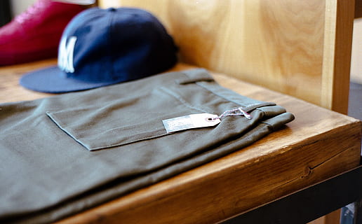 taula, pantalons, tapa, sabates, roba, a l'interior, mobles, cap gent, dormitori, enfocament selectiu, llit, natura morta, primer pla, maleta, habitació domèstica, equipatge, material de fusta, tèxtil, viatjar, bossa, hotel, interior de casa, absència, bolígraf, millores per a la llar, texans, 2K, CC0, domini públic, lliure de regalies