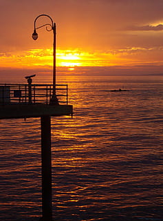 posta de sol, platja, silouhette, posta de sol de platja, oceà, cel, aigua, vacances, viatjar, Costa, tarda, reflexió, fanal, llum, paisatge marí, mar, escenics - natura, bellesa a la natura, silueta, color taronja, horitzó sobre l’aigua, escena tranquil·la, núvol - cel, horitzó, tranquil·litat, idíl·lic, naturalesa, davant del mar, escena no urbana, moll, llum del carrer, a l'aire lliure, cap gent, 1080P, CC0, domini públic, lliure de regalies