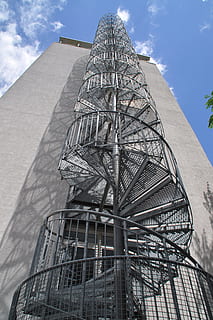 mannheim, Alemanya, estructures, arquitectura, escala de cargol, edifici, estructura construïda, exterior de l'edifici, cel, vista d’angle baix, núvol - cel, torre, naturalesa, alta - alta, dia, cap gent, a l'aire lliure, ciutat, escapament de foc, gratacels, indústria, destinacions de viatge, industria de la construcció, escala, exterior d’edifici d’oficines, 4K, CC0, domini públic, lliure de regalies