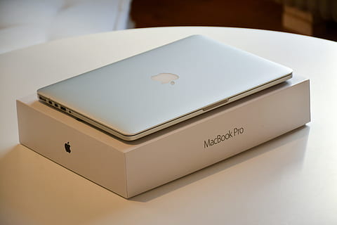 Text auf dem Boden, Apfel, Computer, Laptop, MacBook, Macbook Pro, drinnen, keine Leute, kabellose Technologie, Geschäft, Kommunikation, Container, Verbindung, Studioaufnahme, Technologie, Nahansicht, Einfachheit, Möbel, Box, öffnen, Tabelle, Reichtum, weiße Farbe, zwei Objekte, Brief, Wohnraum, Luxus, Reinheit, 5K, CC0, gemeinfrei, lizenzfrei
