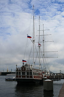 enviar, navegación, mástiles, banderas, ruso, río, agua, neva, terraplén, cielo, nubes, barco náutico, velero, puerto, mástil, transporte, mar, modo de transporte, nube - cielo, polo, frente al mar, viaje, naturaleza, día, nadie, al aire libre, embarcaciones de pasajeros, yate, 1080P, CC0, dominio público, libre de derechos