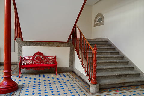 vermell, Banc d’acer, escala, banc, gris, blanc, escales, edifici, cas, rail, concret, blau, patró, barana, passos i escales, arquitectura, a l'interior, estructura construïda, cap gent, interior de casa, absència, espiral, sòls, dia, escala de cargol, funció de construcció de parets, disseny, luxe, 4K, CC0, domini públic, lliure de regalies