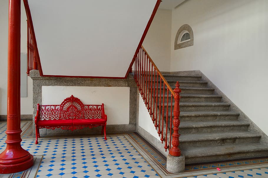 vermell, Banc d’acer, escala, banc, gris, blanc, escales, edifici, cas, rail, concret, blau, patró, barana, passos i escales, arquitectura, a l'interior, estructura construïda, cap gent, interior de casa, absència, espiral, sòls, dia, escala de cargol, funció de construcció de parets, disseny, luxe, 4K