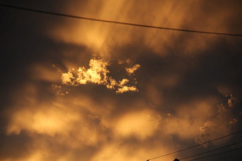 cel, nuebes, posta de sol, núvol, núvol - cel, tempesta, cel dramàtic, naturalesa, cap gent, bellesa a la natura, cloudscape, vista d’angle baix, cable, color taronja, núvol de tempesta, escenics - natura, llum solar, fons, a l'aire lliure, silueta, fosc, electricitat, Font d'alimentació, meteorologia, ominós, 2K, CC0, domini públic, lliure de regalies