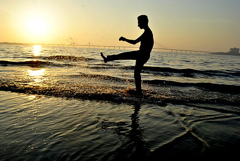 ocean, solnedgang, strand, bølger, vand, sparke, Spille, mand, ben, dans, indien, himmel, hav, en person, rigtige mennesker, livsstil, skønhed i naturen, silhuet, horisont, jord, horisont over vand, fritidsaktivitet, fuld længde, afspejling, scenics - natur, natur, sol, udendørs, 4K, CC0, offentligt domæne, royaltyfrie