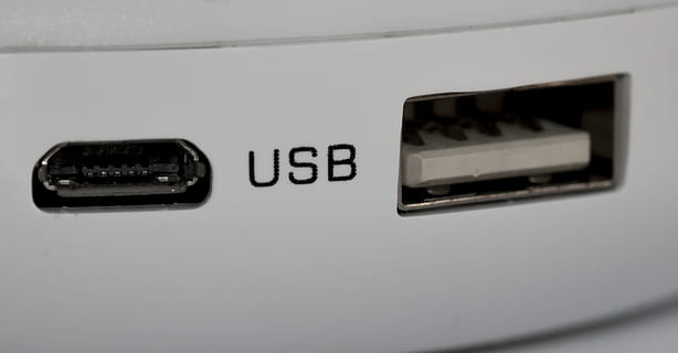 USB, salida, conexión, informatica, cable, conexión USB, computadora, blanco, tecnología, comunicación, generación de combustible y energía, adentro, de cerca, nadie, texto, electricidad, controlar, insertando, maquinaria, la seguridad, conveniencia, industria, estilos de vida, Industria electrónica, aparato, panel de control, escritura occidental, fuente de alimentación, 2K, CC0, dominio público, libre de derechos