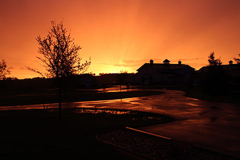 pioggia, tramonto, paesaggio, sera, rurale, nazione, campagna, Wisconsin, paesaggio agricolo, tempesta, cielo, colore arancione, albero, esterno dell'edificio, pianta, struttura costruita, architettura, natura, nessuno, silhouette, costruzione, nuvola - cielo, Casa, città, all'aperto, bellezza nella natura, quartiere residenziale, acqua, strada, 2K, CC0, dominio pubblico, privo di copyright