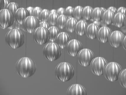 ballen, metaal, threads, netwerk, zwart, wit, afhangen, zilverkleurig, patroon, achtergronden, geen mensen, zilver - metaal, staal, detailopname, dag, binnenshuis, studio opname, verlichtingsapparatuur, glimmend, vorm, cirkel, verlicht, opknoping, reflectie, grote groep objecten, ontwerp, geometrische vorm, decoratie, volledig kader, licht, legering, zwarte achtergrond, 4K, CC0, publiek domein, royaltyvrij
