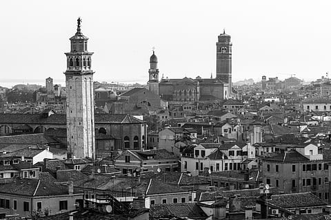 ferie, rejse, venedig, udkigspunkt, udsigt, viewfromsea, havet, intet filter, BNW, sort og hvid, krydstogt, udsigtspunkt, by, tårne, tårn sort-hvid, arkitektur, Italien, bybilledet, berømte sted, arkitektur og bygninger, Europa, bygning udvendig, historie, bygget struktur, bygning, tårn, rejsemål, himmel, boligområde, religion, sted for tilbedelse, spiritualitet, tro, natur, dag, overfyldt, menneskemængde, høj vinkel visning, høj - høj, udendørs, Spir, 1080P, CC0, offentligt domæne, royaltyfrie