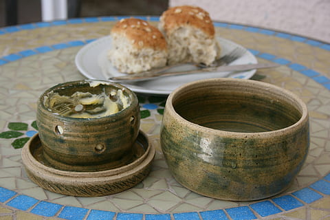 Butter, Frühstück, Keramiktopf, Brot, Diät, Essen und Trinken, Stillleben, Lebensmittel, Tabelle, keine Leute, drinnen, Fokus auf den Vordergrund, Teller, Frische, Container, Nahansicht, Tag, Tischdecke, Wohlbefinden, gesundes Essen, High Angle View, fertig für den Verzehr, Keramik, Muster, 4K, CC0, gemeinfrei, lizenzfrei