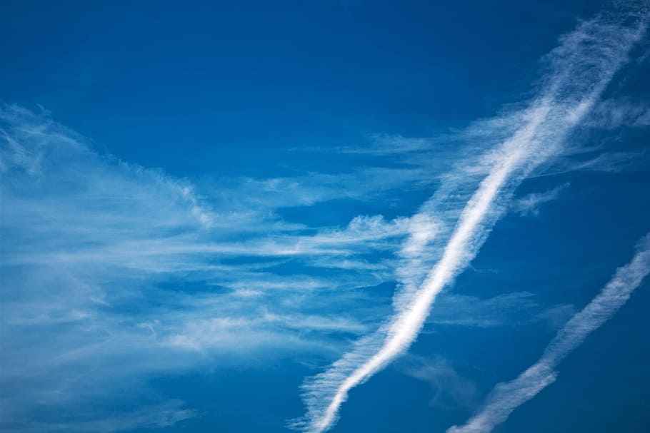cel, núvols, blau, contrail, clar, núvol - cel, pista de vapor, vista d’angle baix, cap gent, vehicle aeri, avió, dia, moviment, naturalesa, bellesa a la natura, en moviment, manera de transport, volant, transport, velocitat, a l'aire lliure, fum - estructura física, escenics - natura, 4K